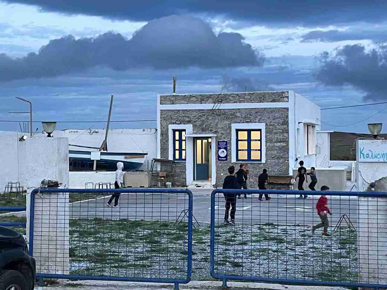 Τα παιδιά παίζουν στο Δημοτικό Σχολείο Βαριδίου