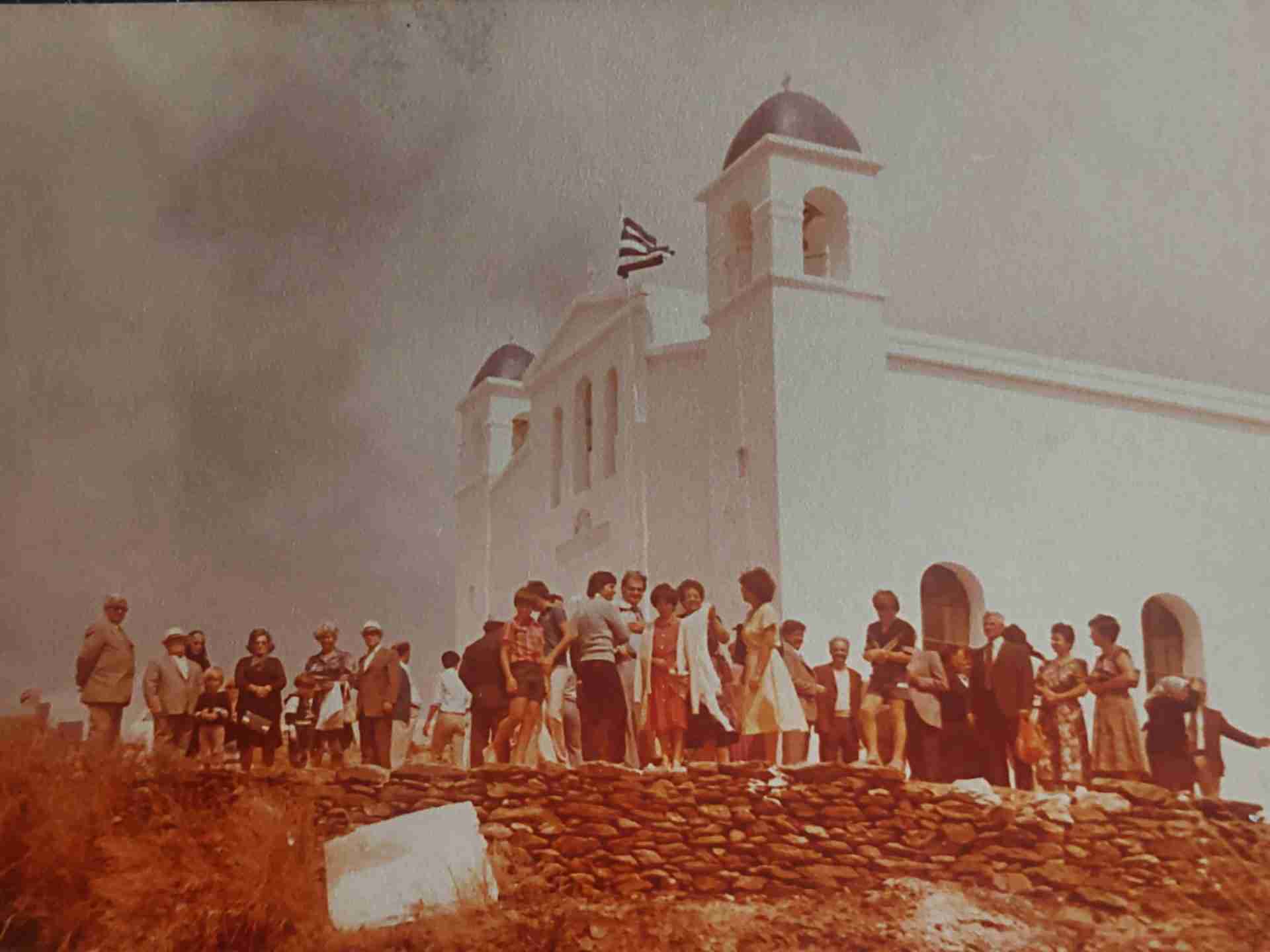 Άνθρωποι μπροστά σε εκκλησία