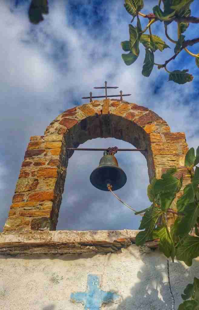 Καμπάνα σε εκκλησία με σύννεφα