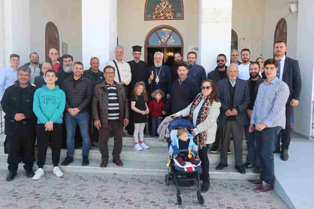 άνθρωποι φωτογραφίζονται σε εκκλησία