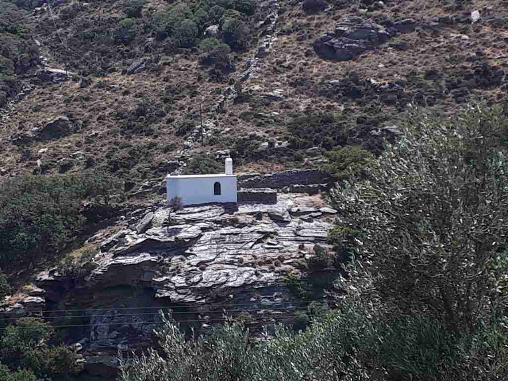 Μικρή εκκλησία σε βραχώδη τοπίο