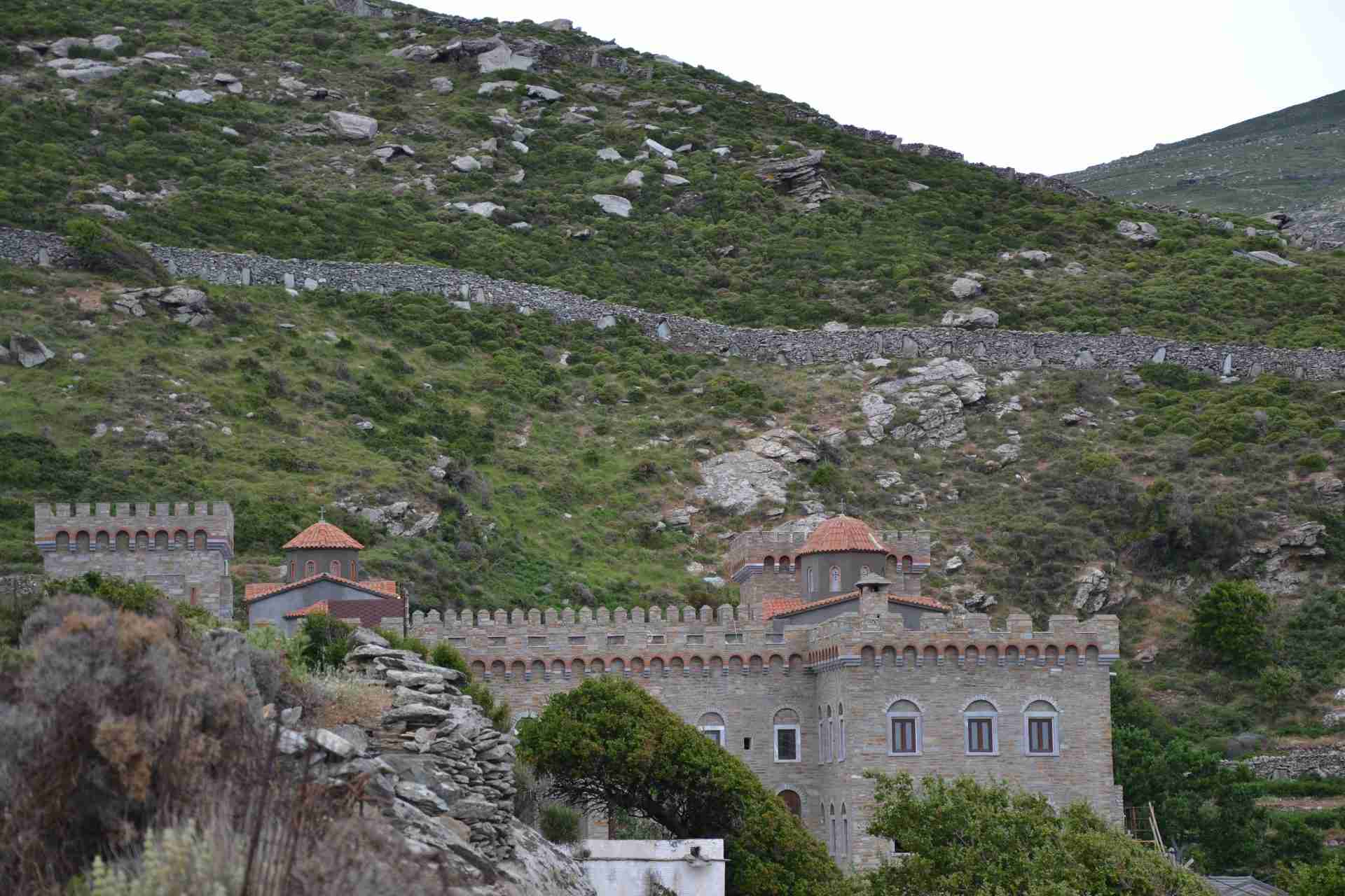 Κάστρο σε λόφο με βλάστηση