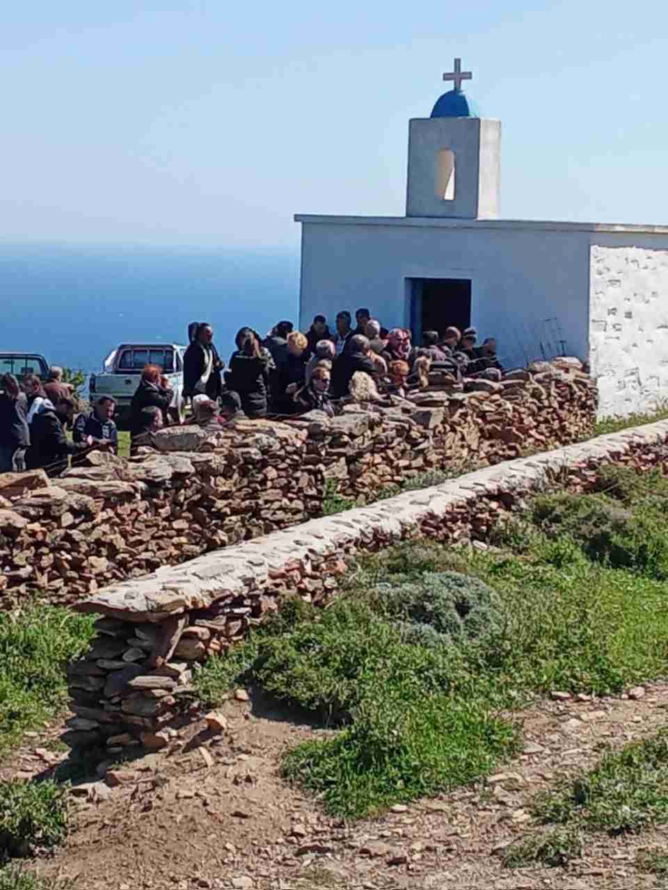 Άνθρωποι έξω από εκκλησία στη φύση