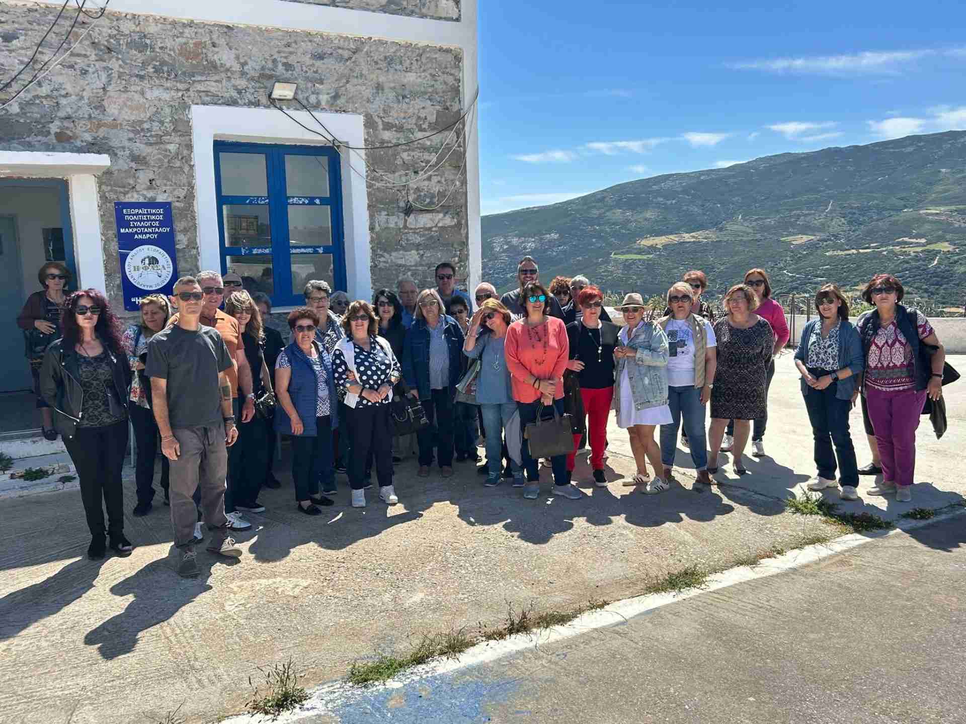 Ομάδα ανθρώπων σε εξωτερικό χώρο