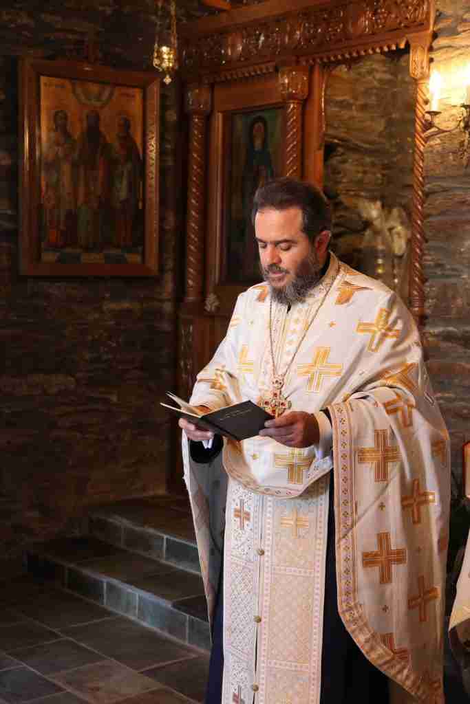 Ιερέας διαβάζει σε εκκλησία
