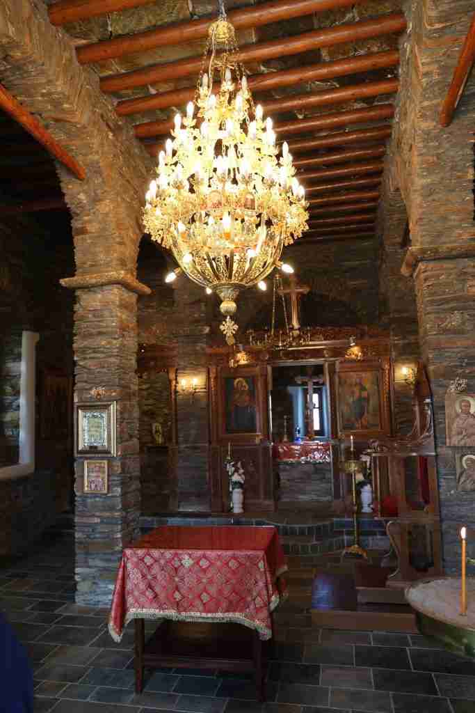 Εκκλησία με πολυέλαιο και εικόνες