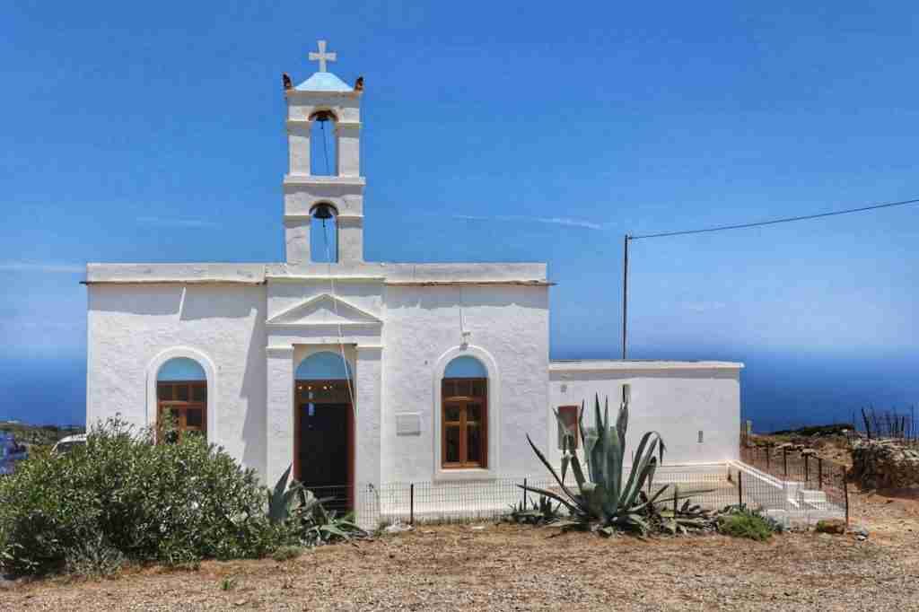 Λευκή εκκλησία με θάλασσα στο βάθος