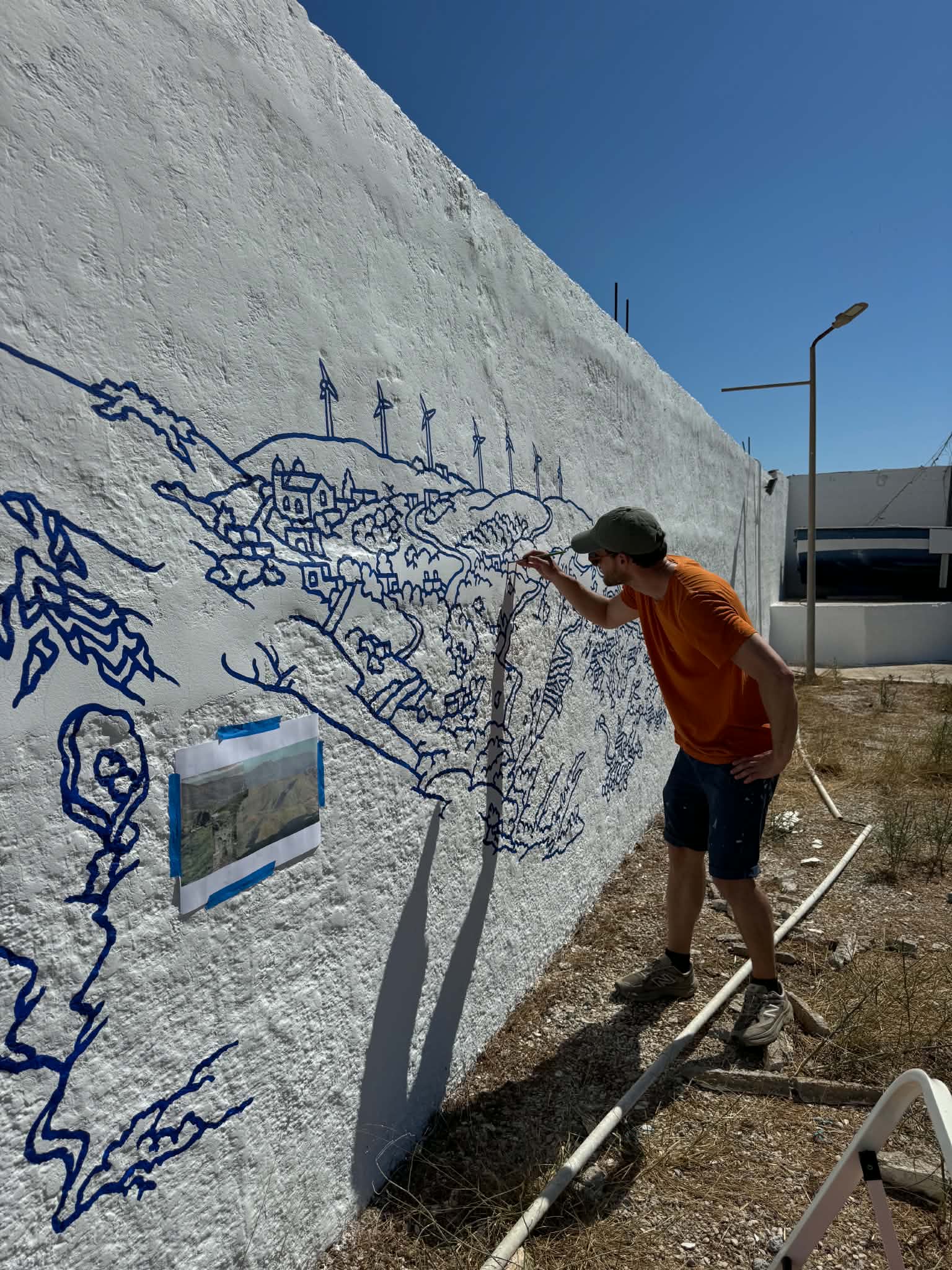 Καλλιτέχνης ζωγραφίζει σε τοίχο