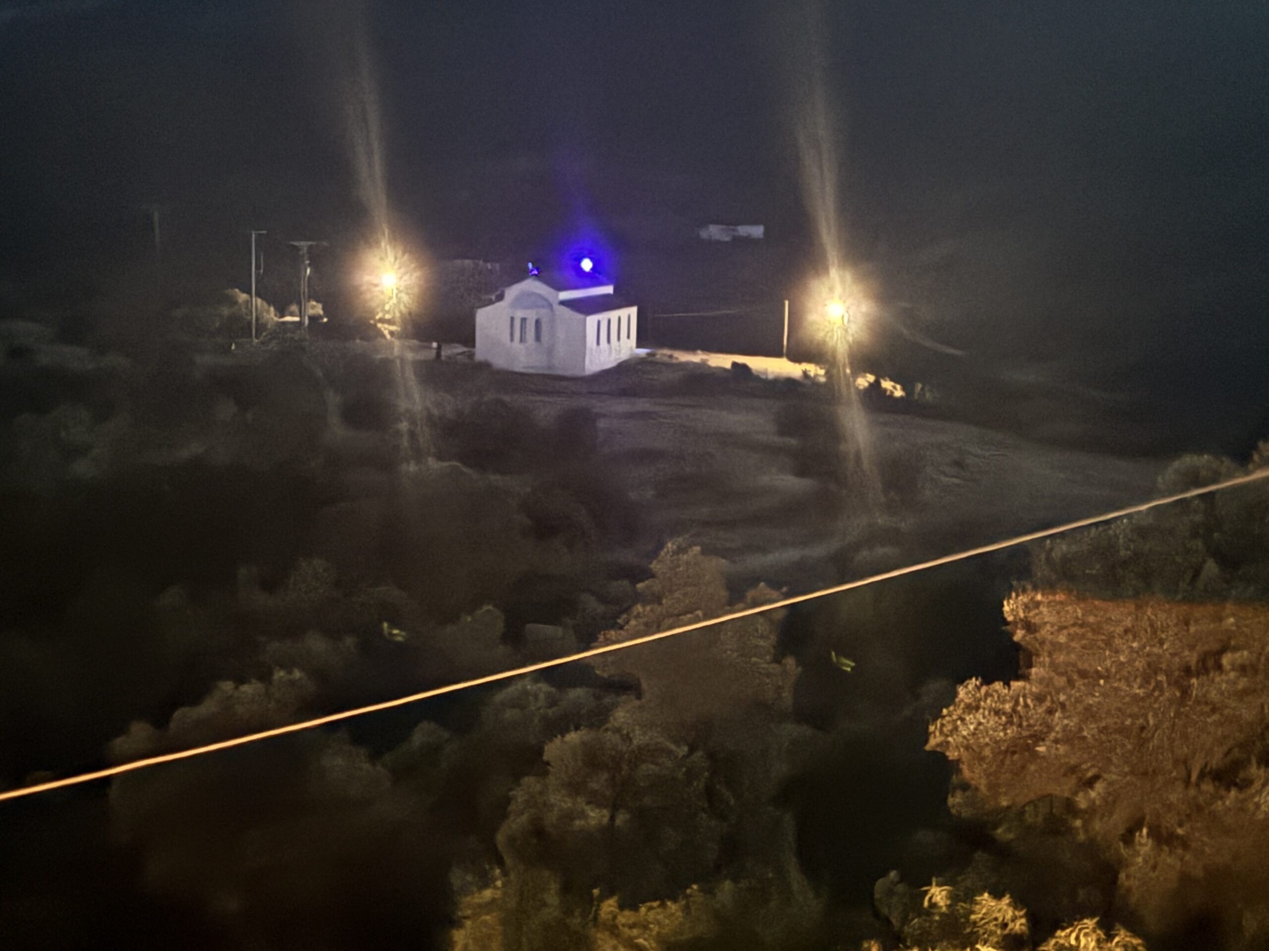 Νύχτα με φωτισμένο εκκλησάκι