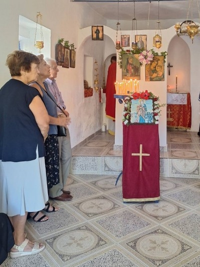 Προσευχή σε εκκλησία με εικόνες