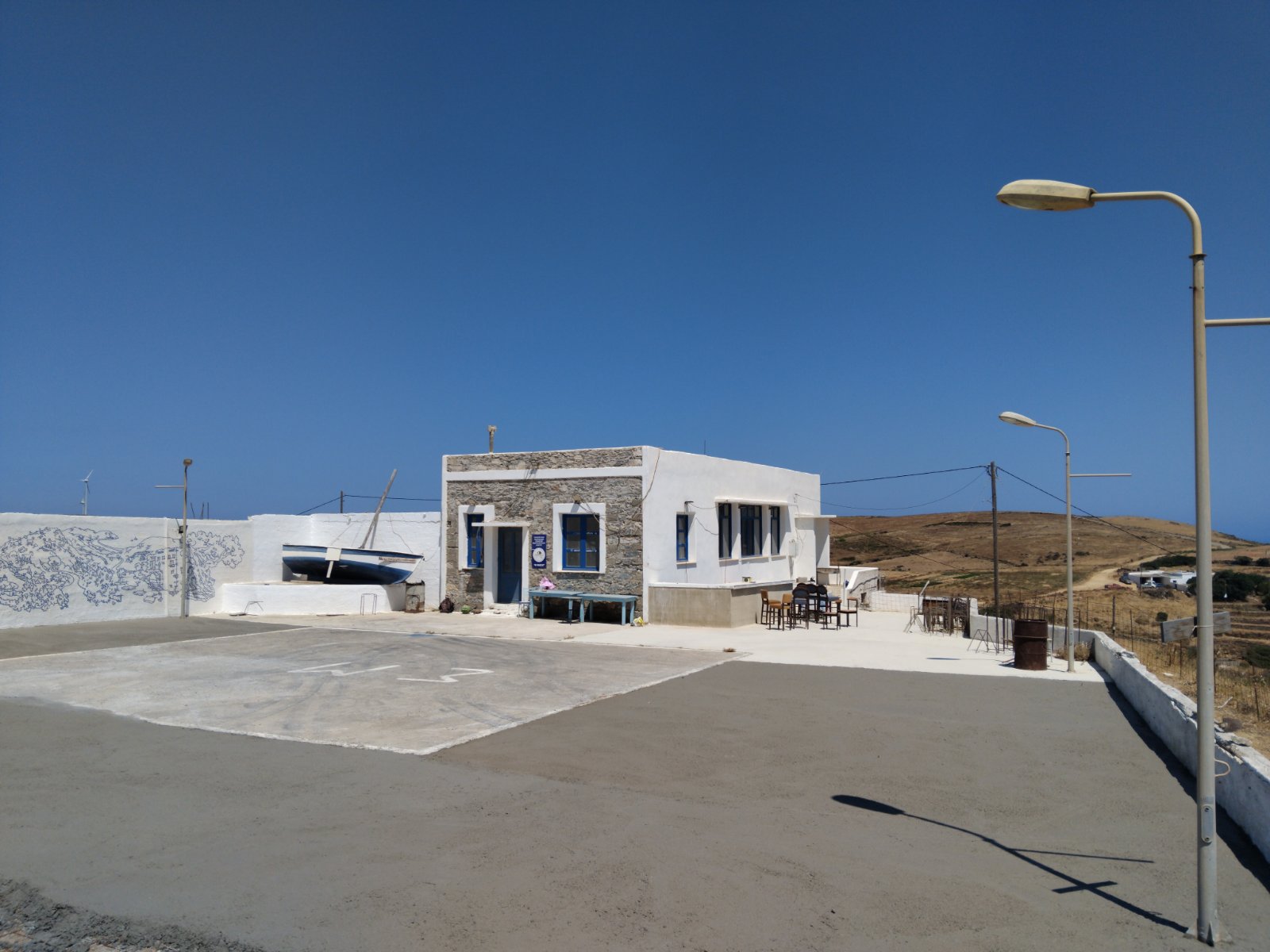 Λευκό κτίριο σε ηλιόλουστη τοποθεσία