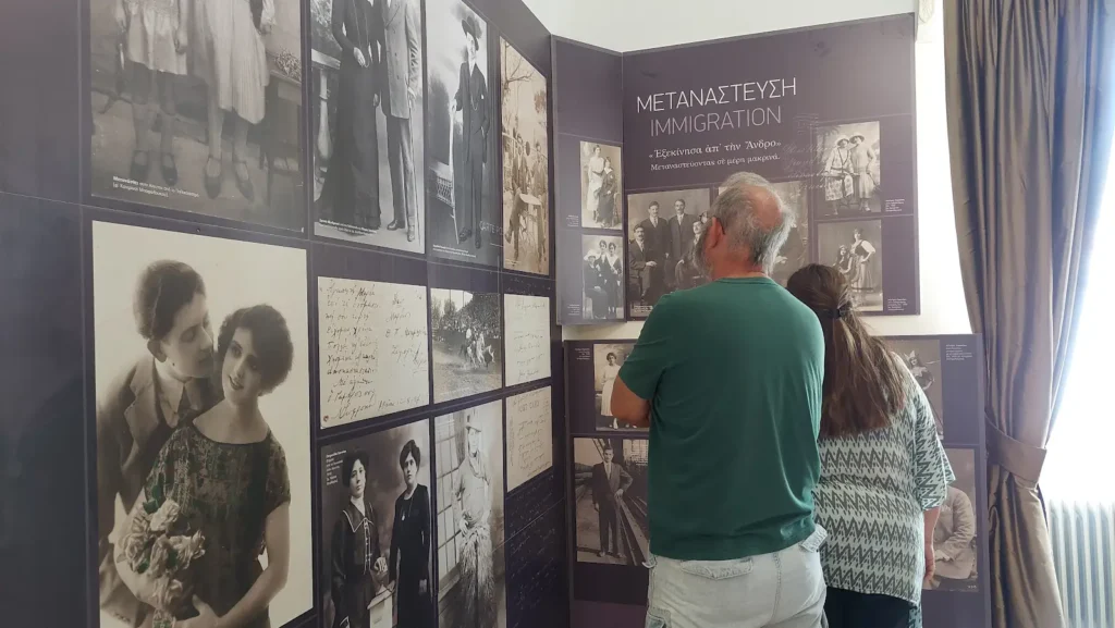 Επισκέπτες σε έκθεση φωτογραφιών.