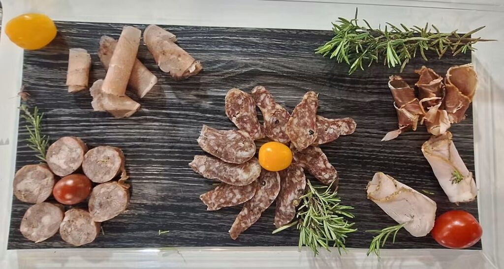 Ποικιλία αλλαντικών και λαχανικών