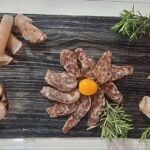 Ποικιλία αλλαντικών και λαχανικών