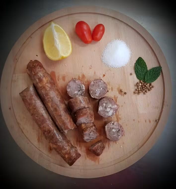 Λουκάνικα, λεμόνι, ντομάτες, αλάτι