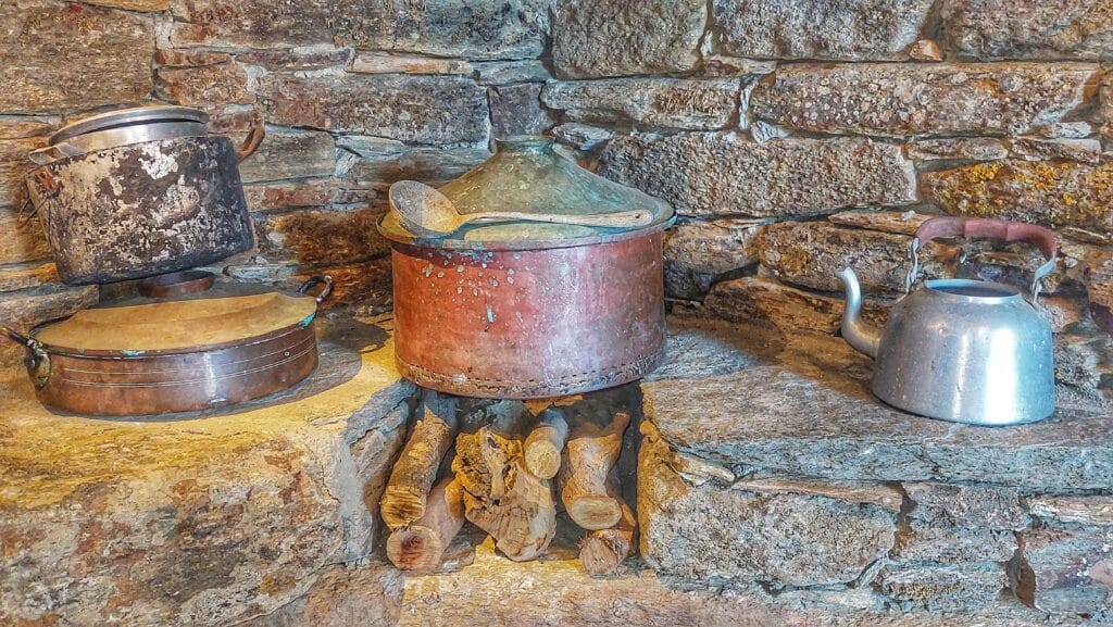 παλιά σκεύη σε πέτρινο τοίχο