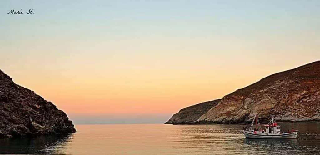 Βάρκα σε ήρεμη θάλασσα